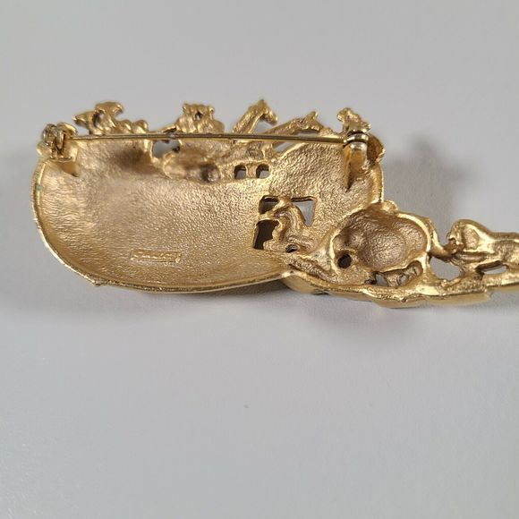 *Vintage Matte Gold Tone Noah's Arc Pin Brooch with Animals Signed AJC - Picture 7 of 8